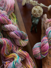 Cargar imagen en el visor de la galería, BLOSSOMS DK