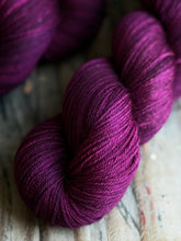 Cargar imagen en el visor de la galería, MAGENTA LACQUER
