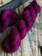 Cargar imagen en el visor de la galería, MAGENTA LACQUER
