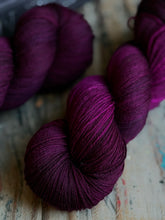 Cargar imagen en el visor de la galería, BURDEO OSCURO
